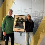 Serra bij Spartaan20 om het shirt in ontvangst te nemen.