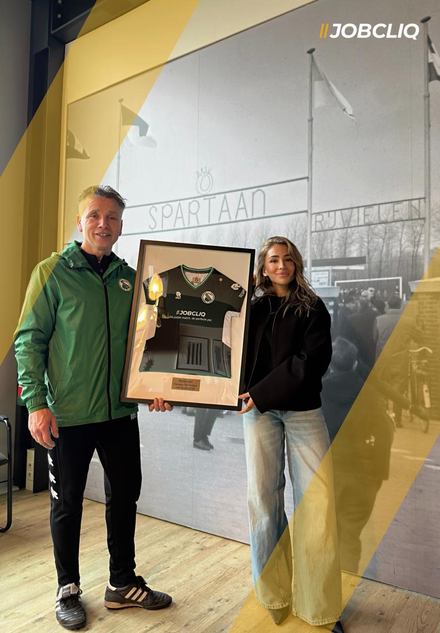 Serra bij Spartaan20 om het shirt in ontvangst te nemen.